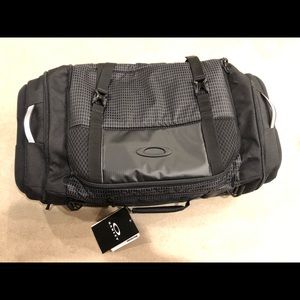 NWT Oakley duffle / gym bag